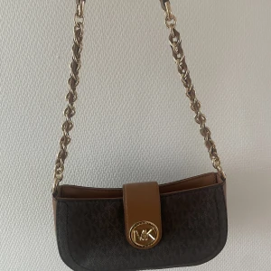 Väska - Äkta Mk väska i nyskick, köpte för 1900kr säljer för 800kr. Inget slitage alls och bara använd några gånger. 