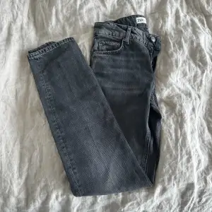 Säljer mina favorit jeans pga har 2 par,  de är Zaras midwaist straight jeans. Andvänd 1 gång då jag har två lika dana. Köperen betalar frakten☺️köpta för 400kr köp direkt för 350kr