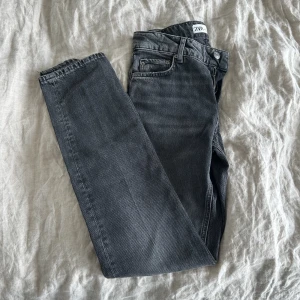 Zara mid waist straight jeans  - Säljer mina favorit jeans pga har 2 par,  de är Zaras midwaist straight jeans. Andvänd 1 gång då jag har två lika dana. Köperen betalar frakten☺️köpta för 400kr köp direkt för 350kr