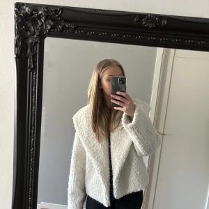 Teddyliknande jacka  - Teddyliknande jacka från NAKD. Endast använd vid ett tillfälle. Ordpris 799kr