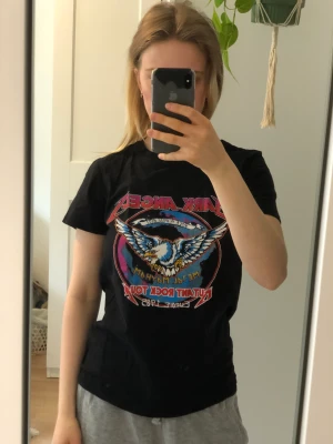 T-shirt med tryck - Aldrig använd 