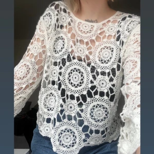 virkad tröja - virkad tröja med bohemisk vibe som passar bra att ha båda för sig själv eller över en tröja/klänning! Skriv för mer info🫶🏼