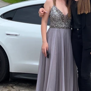 Balklänning storlek 36  - Säljer min balklänning använd en kväll kostar 3000 ny och passa för nån som är 160 lång 