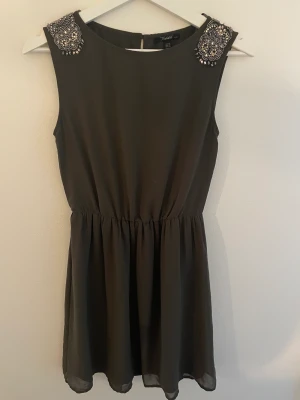 Klänning  - Säljer denna fina klänning från zara! Xxs är storleken och det är bara skriva för frågor, bilder mm! Frakten tillkommer 🌷