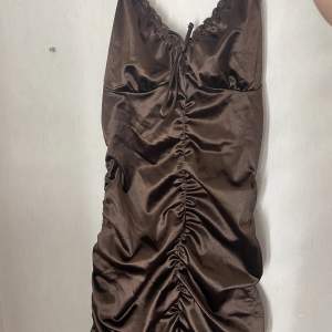 Brun klänning från Hm (bilder lånade då jag ej får på mig den) det är storlek L på den men skulle mer säga att den är en M. 