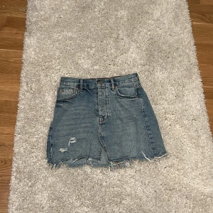 Jeanskjol - Jeanskjol från Gina tricot i storlek 36, jag är 174 cm lång!