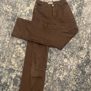 Bruna jeans wide  - Highwaist bruna jeans som är wide som är ganska korta i modellen