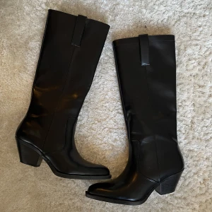 Zara cowboyboots - Säljer dessa snygga cowboyboots från Zara i storlek 38. De är i väldigt fint skick och är endast använda en gång🤗