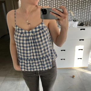 Rutig topp - Säljer en jättefin rutig blå topp från Gap som köptes på Zalando för 2 år sedan. Nästan helt oanvänd och ser ut som ny💕💕