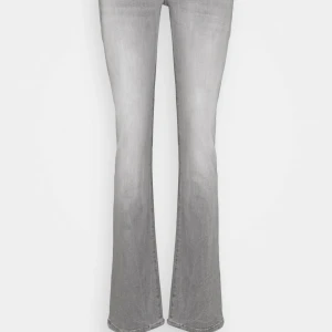 Lågmidjade jeans  - Jag säljer mina lågmidjade trendiga jeans då dom är för stora för mig💗 