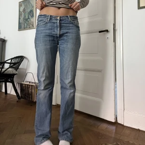 Ljusa jeans - Lätt utsvängda/raka i modellen. Ordentligt jeansmaterial utan stretch. 82cm i midja. Jag är 176cm lång. 