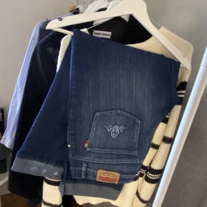 Broderade jeans - Lågmidjade jeans med inbeordrade blommdetaljer på fickorna fram och back samt på botten. Dm för mer bilder, möts i Stockholm🌻🌻