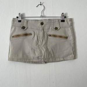 Grå minikjol - Grå denim miniskirt i storlek XS för bara 20kr ❤️ perfekt för sommaren 