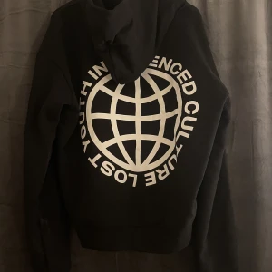 Svart hoodie - Svart hoodie med tryck. Aldrig använd.