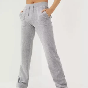 Gråa juicy byxor - Hej! jag säljer mina gråa juicy byxor då jag inte använder de så ofta. De är uppsydda då de var för långa för mig och passar perfekt på mig som är 160cm lång. Pris går att diskuteras💖 de är inte särskilt använda då jag köpte de för cirka 2 månader sen.