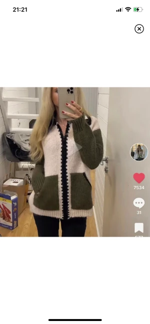 Zara kofta - Intressekoll på denna fina unika koftan från Zara! Koftan är superfin och supermysig💗💗 koftan kommer tyvärr inte till användning..endast använd vid 1 tillfälle så den är i nyskick💗💗 hör av er vid frågor, fler bilder eller funderingar💗 