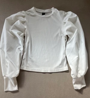 Tröja - Vit tröja/ blus i fin skick använt 1-2 gånger. 