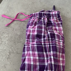 pyjamasbyxor - säljer dessa pyjamas byxor. de är i storlek 158/164 men skulle säga att de passar en som har XS/S! Den har ett litet hål vid benet 