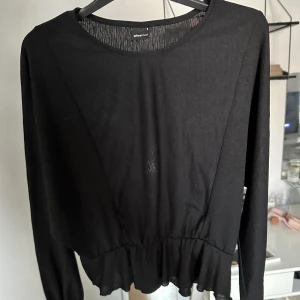 Volang tröja  - Super fin basic volang topp som passar till allt🖤