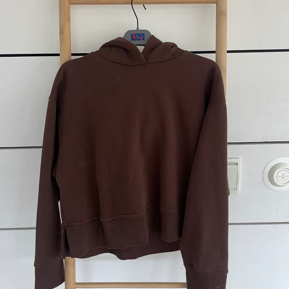 Jättefin brun hoodie från Zara i storlek M. Endast använd ett fåtal gånger och är i jättebra skick. . Hoodies.