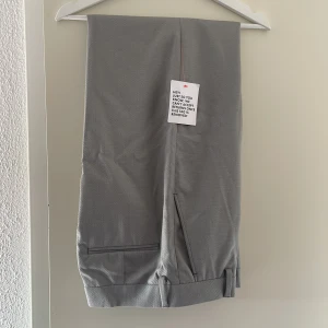 Asos Design Kostymbyxor  - Oanvända Kostymbyxor i Stl W32 L32