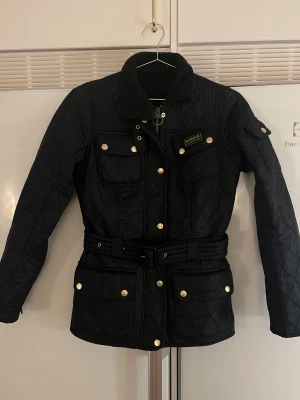 Barbour jacka  - Barbour jacka i nyskick. Storlek UK 4. Skulle säga att den passar både 34 och 36. 