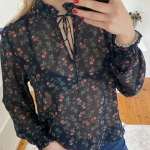 Blus - Blommig blus! Aldrig använd 