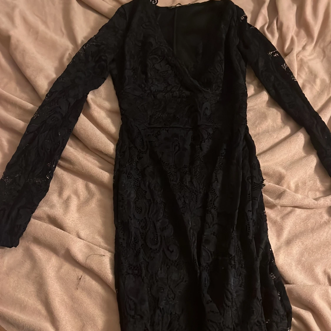 Tajts svart spets klänning med uring 