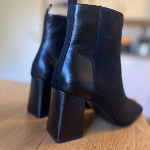 Oanvända stövletter  - Stövletter från stradivarius. Helt oanvända. Säljes pga för stora men orkade inte skicka tillbaka. 