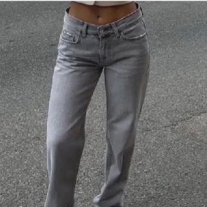 gråa lågmidjade jeans - Funderar på att sälja mina älskade favoritjeans från ginatricot då jag typ växt ut dom❤️❤️ kanske startar budgivning om många är interesserade