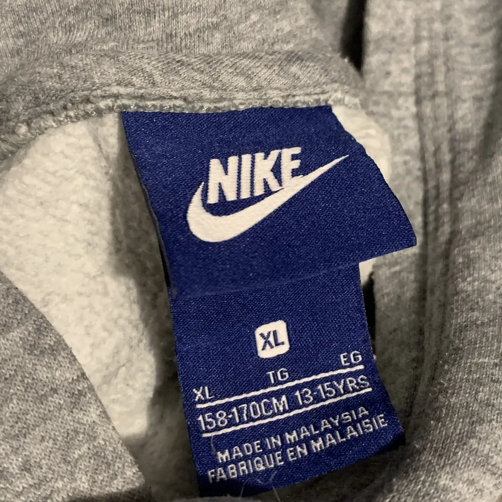 Nike hoodie i mycket bra skick🤩är en XL i barnstorlek, men passar bra på mig som vanligtvis bär XS/S🤗. Hoodies.