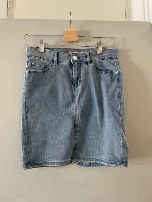 Kjol - Kjol i strechigt jeansmaterial