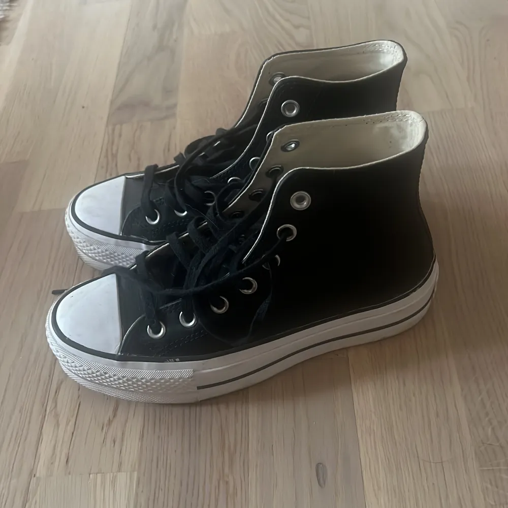 Sparsamt använda Converse plattform i äkta läder. . Skor.