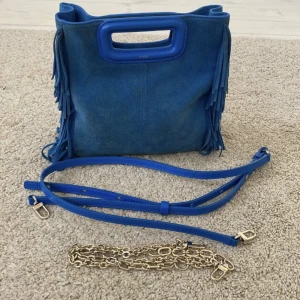 Maje väska - Säljer en super fin maje väska!! Lite smutsig på baksidan, annars väldigt bra skick. Båda kedjor tillkommer, nypris cirka: 2700 kr, säljer för  1600 kr!!!💗💕💖💗