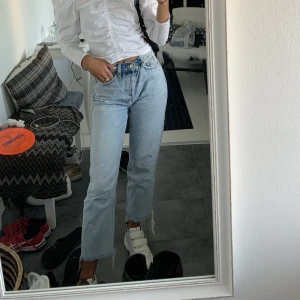Jeans Zara  - Hög midjade jeans blå Strl: 36 Märke: Zara   Skick: sparsamt använda. Inget att anmärka på. 