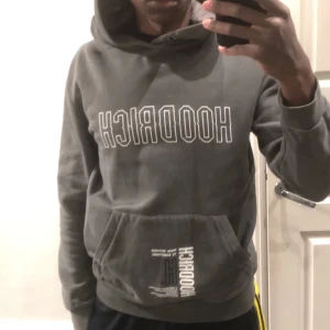Hoodrich hoodie  - Grön huvtröja som tappat lite färg.  Passar M och S. 