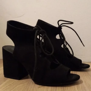 Svarta klackskor från H&M - Ett par svart klackskor från H&M!                        Skorna är nästan helt nya därav är skorna i mycket bra skick!💛                                                                       Kontakta mig för fler bilder!👍🏼