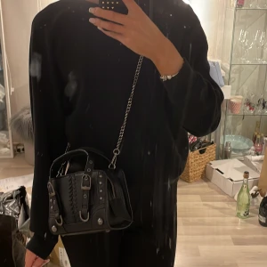 Väska - Säljer denna väska från zara. Använd endel, men knappt inget som syns på den. Köpt från zara.🖤