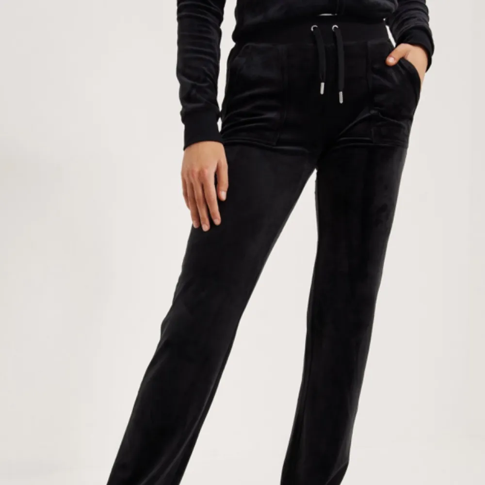 Säljer mina svarta juicy couture byxor storlek XS för jag använder dom inte längre. På ena snöret är den silvriga saken av annars är dom väldigt fina. Priset går att diskutera. Bilderna är från internet men kom privat så skickar jag egna bilder. Jeans & Byxor.