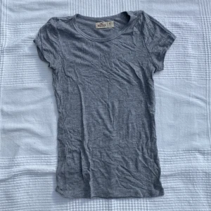 Tajt t-shirt - T-shirt från Hollister som är jättesnygg! Sitter tajt perfekt om man vill visa former. Välanvänd men fortfarande väldigt bra skick. Mjukt och skönt tyg!