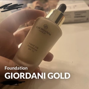 Foundation  - Säljer denna då den inte kommer till användning. Den passar inte mig som har väldigt torr hy. Endast testad 2 gånger Max. Fick i julklapp förra året:) orginal pris 359kr mitt pris 170kr + frakt skriv för intresse eller frågor 🫶🏻