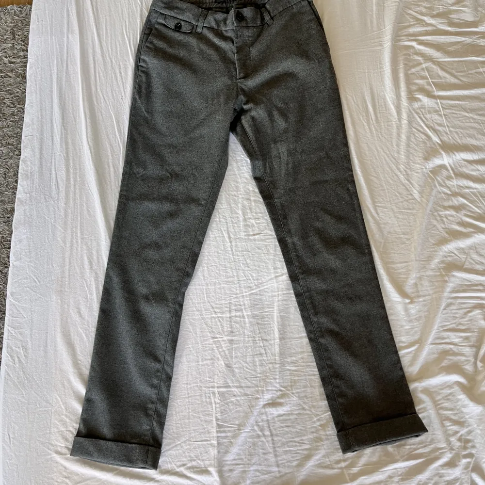 Slim fit, mörk gråa tyg byxor i väldigt bra skick. Har endast haft på mig dem en gång. . Jeans & Byxor.