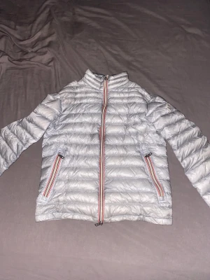 Moncler jacka - Säljer min snygga moncler jacka, skick 9/10 storlek M passar S, för mer frågor kom DM