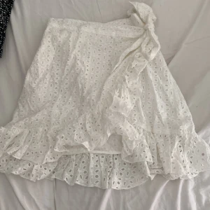 Vit volangkjol - Vit volangkjol från shein som går att knyta själv så passar XS-M men är storlek S💓Kommer inte till användning💓säljer för 40+ frakt💓