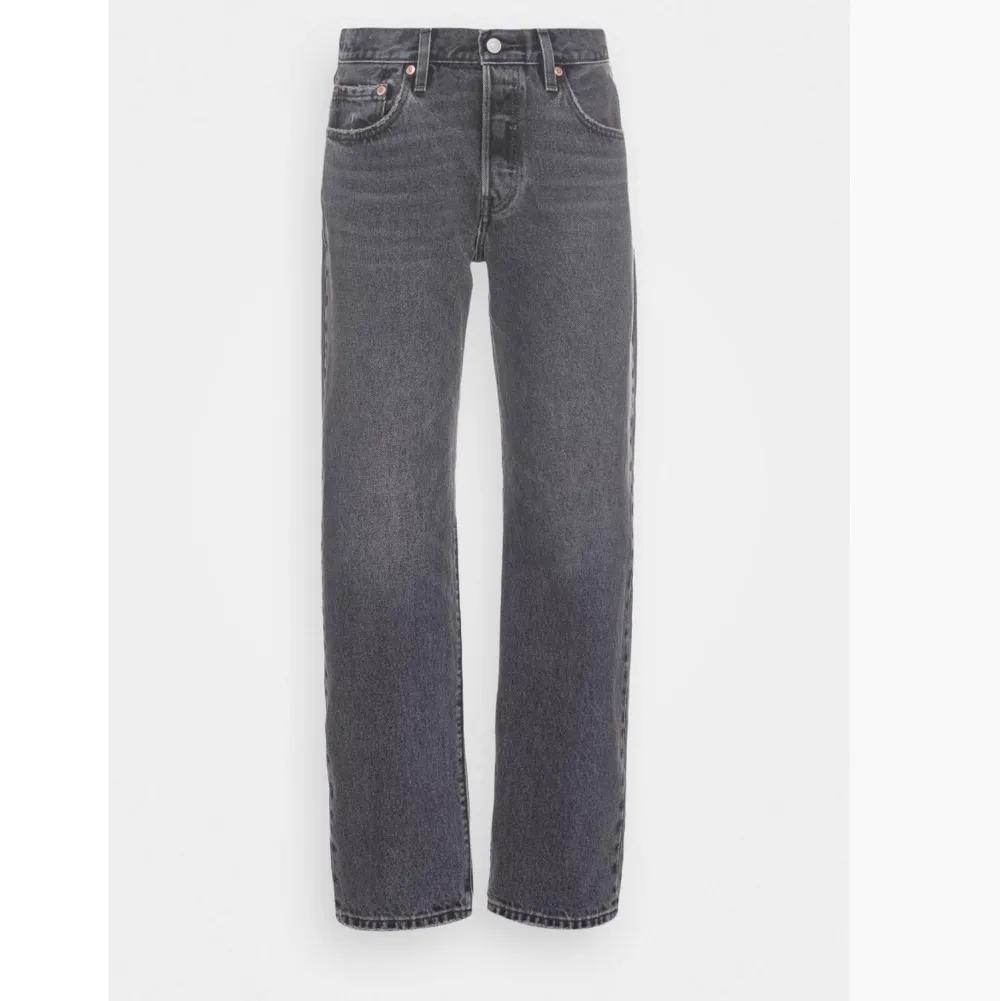 Ett par jätte fina gråa levis jeans, men kommer tyv inte till användning. Jeans & Byxor.