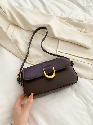 Axelremsväska  - Säljer denna superfina chokladbruna väskan som tyvär inte har kommit till någon användning. 