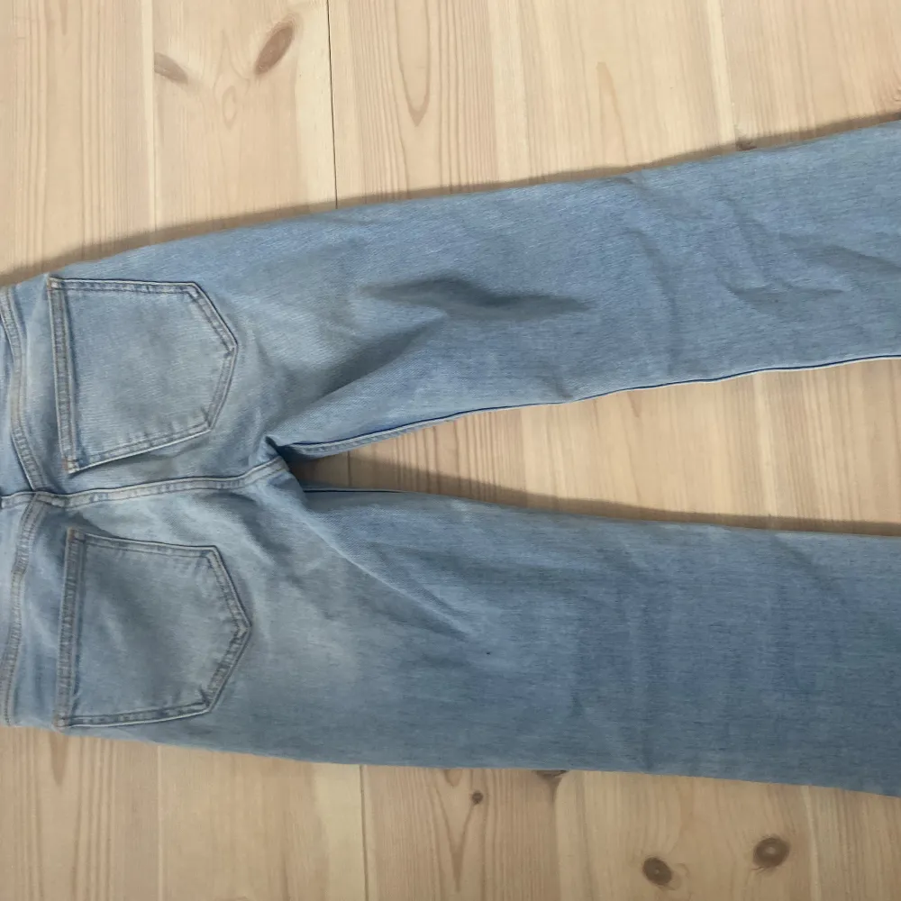 Ett par ljusblåa jeans som är straight/bootcut i modellen. Anväd några gånger men i bra skick. Säljer pågrund av att dem är för små. . Jeans & Byxor.