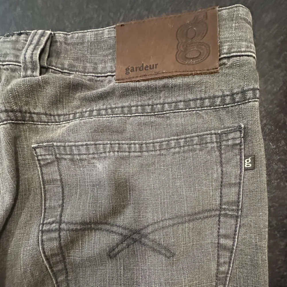 Säljer dessa grå jeans från Gardeur då jag har liknande redan. Snygg mörkgrå färg och har inga defekter. 200+ frakt, men priset går alltid att förhandla. Jag är cirka 187 för referens på bilderna. . Jeans & Byxor.