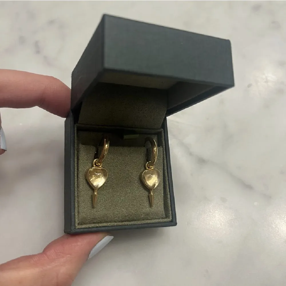 Ett Örhänge från Maria Nilsdotter i modellen Love earring. Ny pris är 5390kr totalt för båda. Örhänget är aldrig använt och är i mycket bra stick. Säljer bara ett då det andra är sålt. Skicka meddelade för eventuella frågor. . Accessoarer.