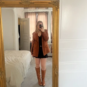 Jacka i mocka imitation  - Jacka i mocka imitation från nastygal, orange/brun/ rost färgad. Storlek 38 men passar mig som vanligtvis har 36😇